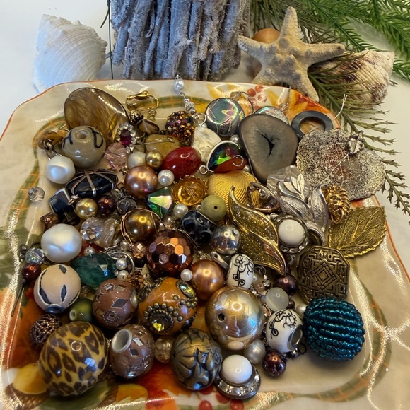 Assorted Bead Soup 🥣 Can You Find the Vintage Gold Lion 🦁 Earring? - Picture 6 of 14